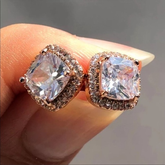 Jewelry - 💫Beautiful Diamonds Rose Gold Stud Earrings!